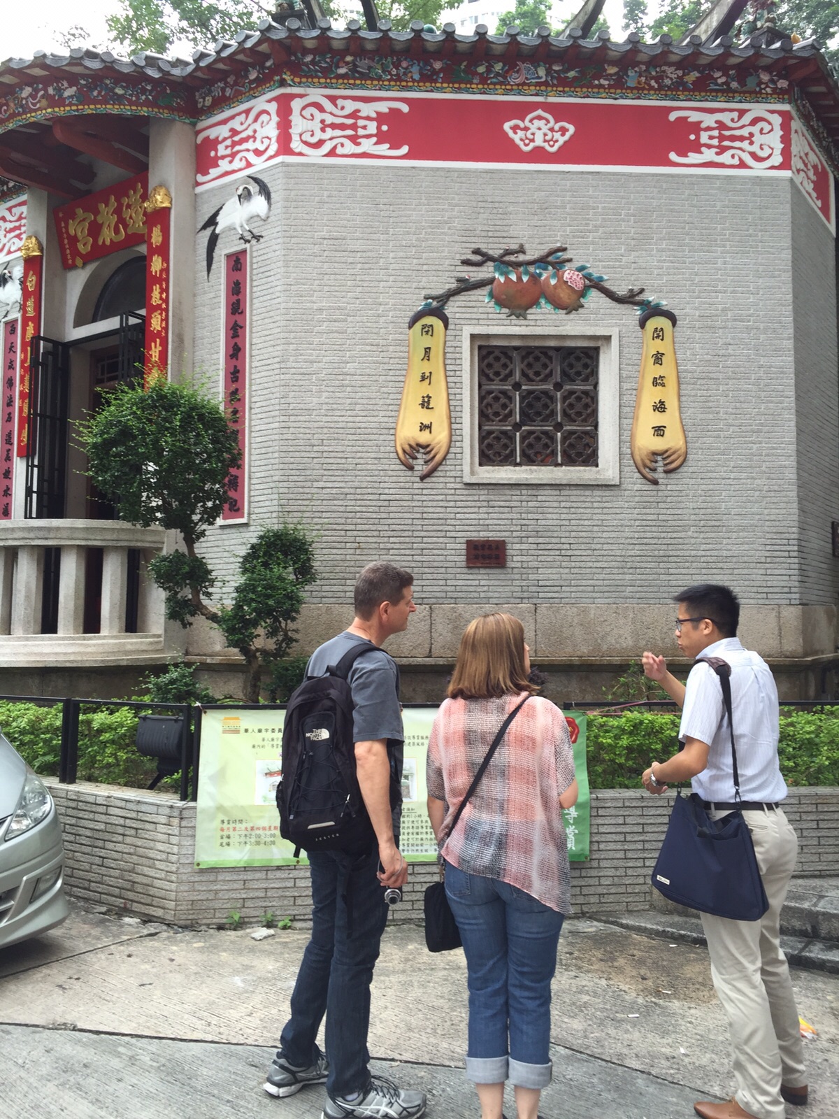 Frank the tour guide is making tour commentary for Lin Fa Kung Temple for Mr and Mrs Miller