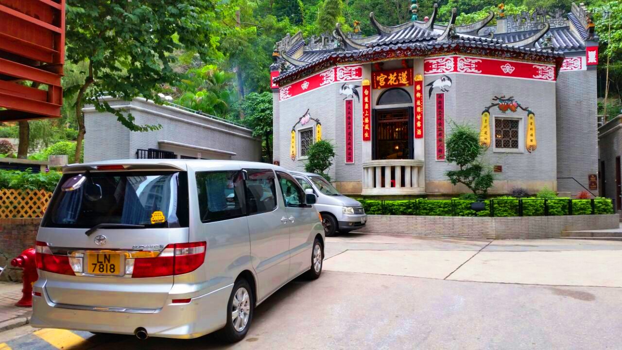 Lin Fa Kung Temple, car
