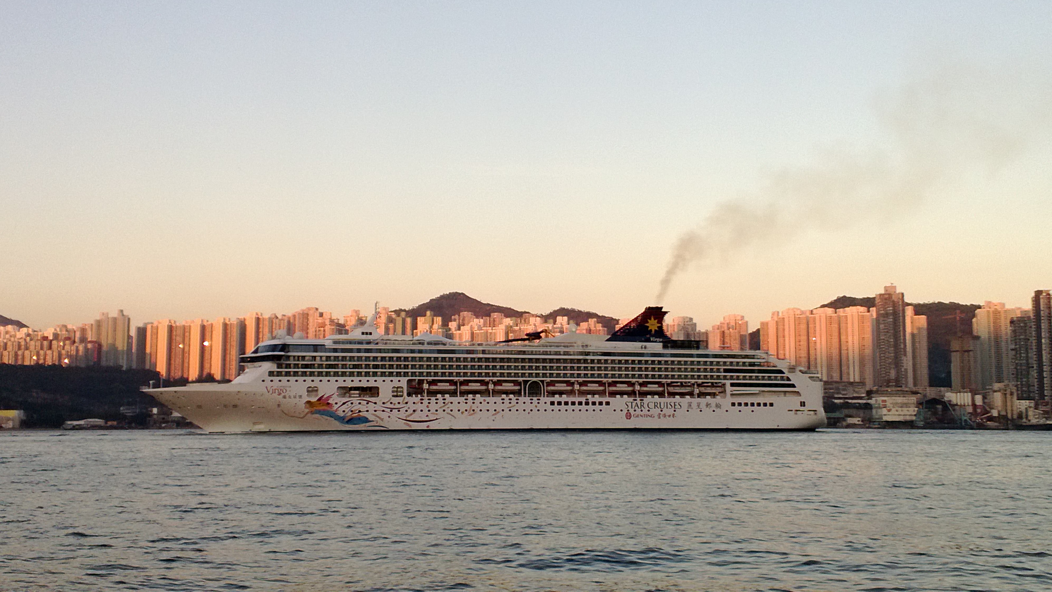 Star Cruise returns to Hong Kong during sunset