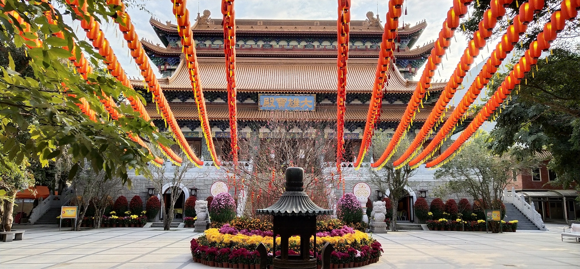 Main Hall of Po Lin Monastery looks like the main hall of a palace.