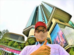 Frank takes selfie with Hong Kong citizens' dream house, Grand Central.